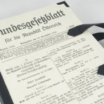 Laptoptasche aus einem Faksimile der österreichischen Bundesverfassung, 1920 für Heinz Fischer, Bundespräsident a.D.