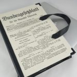 Laptoptasche aus einem Faksimile der österreichischen Bundesverfassung, 1920 für Heinz Fischer, Bundespräsident a.D.